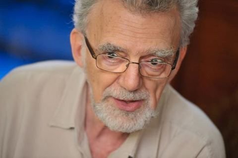 "Harminc éves koromig féltem, hogy halálos ágyamon gyávának fogom magam minősíteni, annyira sok mindentől tartok, rettegek, szorongok. Azt hittem, hogy a bátorság nem más, mint félelem-nélküliség, örökölt jellem, karakter, ami nekem a legkevésbé sincs. Amikor ezt elmondtam R. D. Laing-nek, annyira nevetett, hogy majdnem kiesett a székéből. Ő - mint elmondta - még sosem találkozott olyan emberrel, aki ne félt volna. Szerinte bátor az, aki fél, és mégsem engedi meg, hogy a félelem vezérelje a döntéseit. Akkor jöttem rá, hogy bátor vagyok. Mindebből az is következik, hogy a bátorságot lehet gyakorolni. Minél gyakrabban mondom a félelmemnek, hogy látlak, érezlek, de ha reszketek is, akkor sem engedem meg neked, hogy korlátozd az életemet, azért is megteszem azt, amitől félek – annál könnyebb lesz legközelebb figyelmen kívül hagyni a félelmet." Feldmár András